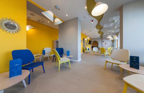 a waiting room at a hospital with chairs and tables at Bluesun Hotel Jadran in Tučepi