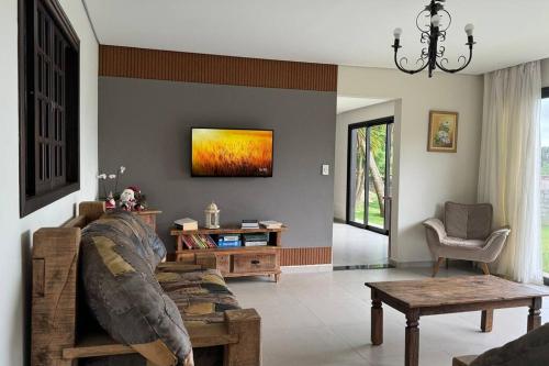 サン・ホッキにあるCasa de Campo Luz da Luaのソファとテーブルのあるリビングルーム