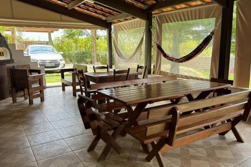 サン・ホッキにあるCasa de Campo Luz da Luaの木製のテーブルと椅子のあるダイニングルーム