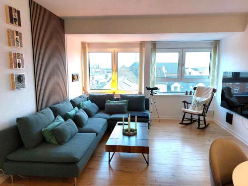 オールボーにあるNordic style apartment in central Aalborg with a beautiful city viewのリビングルーム(ソファ、テーブル付)