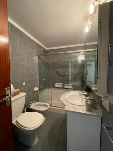 een badkamer met een toilet en een wastafel bij Apartamento Torre Costanera 2 Bitcoins House in Corrientes