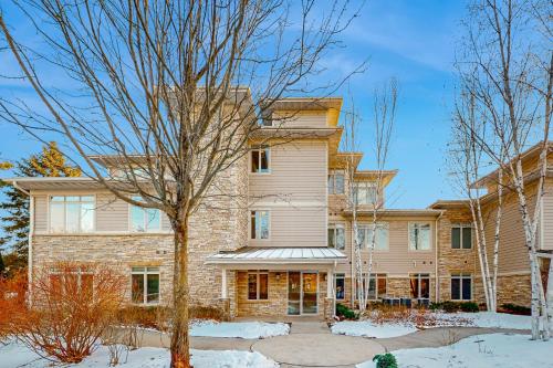 una grande casa con un albero di fronte di Delton Grand Resort a Wisconsin Dells