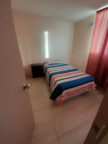 een slaapkamer met 2 bedden in een kamer bij Departamento Huasco, Atacama in Huasco