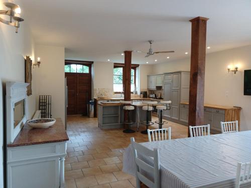 Μια τηλεόραση ή/και κέντρο ψυχαγωγίας στο Big 4 bedroom property in the grounds of a Chateau