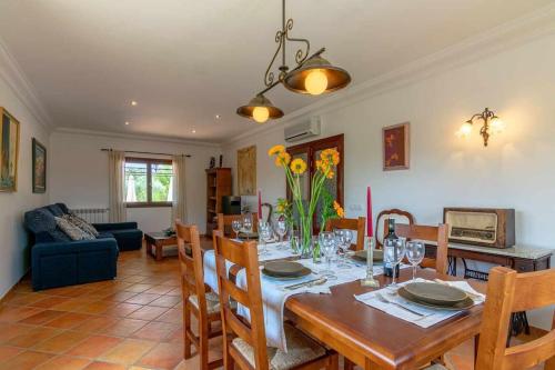 a dining room and living room with a table and chairs at Villa Sanchez in Campos