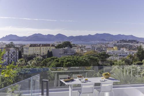une table et des chaises sur un balcon avec vue dans l'établissement Luxury Penthouse Montfleury by Halldis, à Cannes