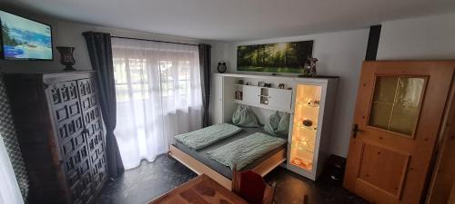 een kamer met een kleine bank voor een raam bij Koasablick in Ebbs
