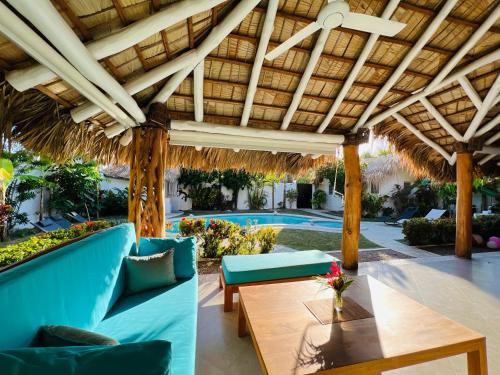 une terrasse avec un canapé bleu et une table en bois dans l'établissement Villa Clarissa No. 8, à Las Terrenas