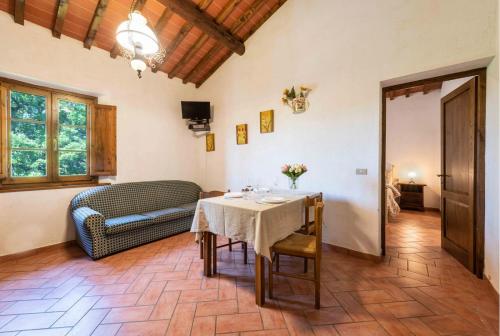 sala de estar con mesa y sofá en Podere Boscone, en Gambassi Terme