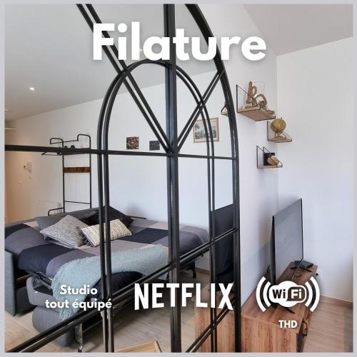 - une chambre avec des lits superposés noirs dans l'établissement Chez Patisa - Business and Tourism - RBNB, à Guebwiller