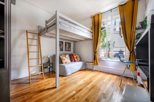 une chambre avec un lit superposé et une fenêtre dans l'établissement Studio calme proche Tour Eiffel, à Paris