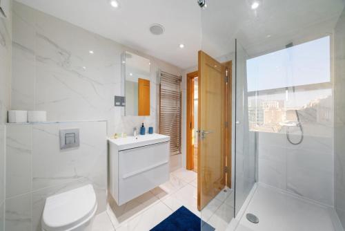 倫敦的住宿－The Signature Residences，白色的浴室设有卫生间和淋浴。