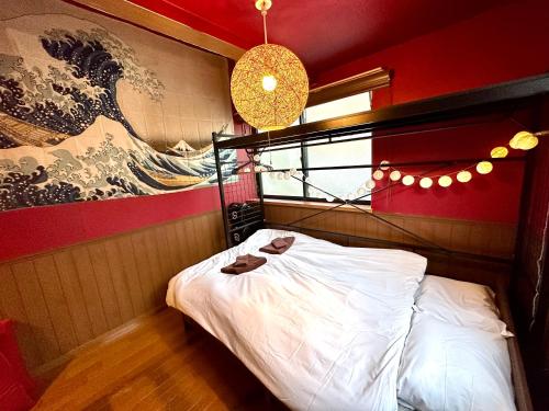 a bedroom with a bed and a painting on the wall at LEON RESORT HOTEL Max4people Shinjuku 7minutes Shibuya12 minutes LEON RESORT SHIBUYA 新宿渋谷 最寄り初台駅 最大4人 in Tokyo