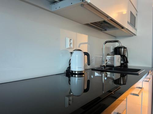 a kitchen with a counter with a appliance on it at Kodikas keskustayksiö autohallipaikalla in Turku