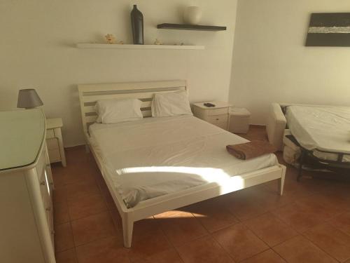 1 dormitorio con cama blanca y mesita de noche en Vista al mar apartamento, en Juan Pedro