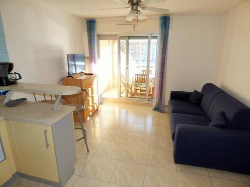 un salon avec un canapé et une table dans l'établissement Plage à pied, 4 couchages,, à Saint-Elme