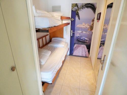 une chambre avec deux lits superposés et un miroir dans l'établissement Plage à pied, 4 couchages,, à Saint-Elme