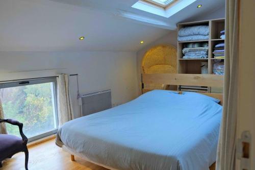 une chambre avec un grand lit et une fenêtre dans l'établissement Grand appartement T2 au calme avec place de Parking privative, à Aix-en-Provence