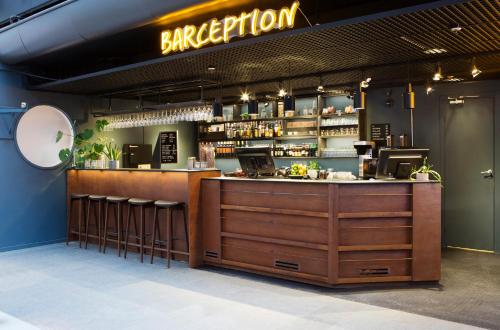 a restaurant with a bar with stools at Comfort Hotel Xpress Stockholm Central in Stockholm