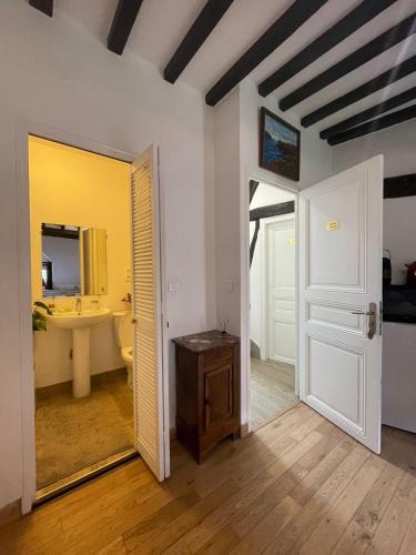TV a/nebo společenská místnost v ubytování Chambre équipée Magnolia - 2 pers avec sdb wc privé