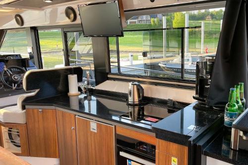 Kuchyňa alebo kuchynka v ubytovaní Jacht łódź Northman 1200-elektryczny