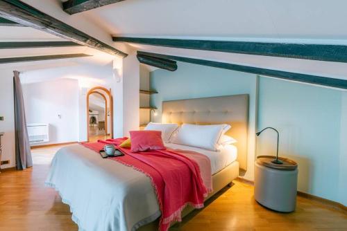 BriennoにあるVilla Glicine, by R Collection apartmentのベッドルーム1室(赤い毛布付きの大型ベッド1台付)