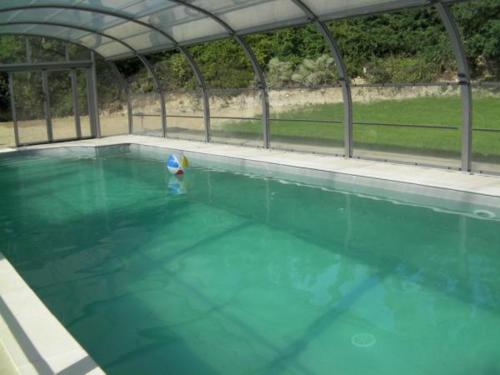 una persona con sombrilla en una piscina en Domaine de Cassan, en Lafare
