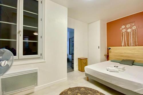 une chambre avec un lit et une fenêtre dans l'établissement Le Jeu de Paume - T2 in the city center!, à Montpellier