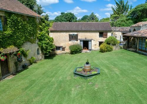 Taman di luar Le Manoir De St Marcel