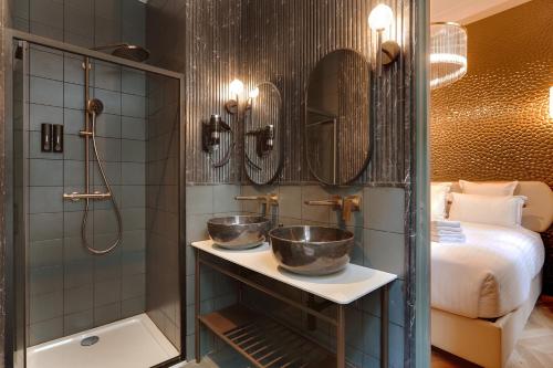 une salle de bain avec deux lavabos et une douche dans l'établissement Pick A Flat's Apartments in La Madeleine-Opéra - Rue de l'Arcade, à Paris