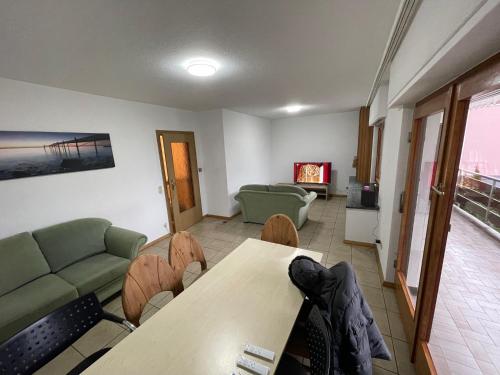 ein Wohnzimmer mit einem Sofa und einem Tisch in der Unterkunft Bonn-Beuel zentrale Ferienwohnung mit Parkplätzen in Bonn