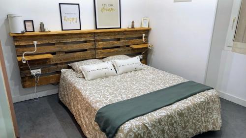 A bed or beds in a room at Appartement au cœur de la Venise Provençale