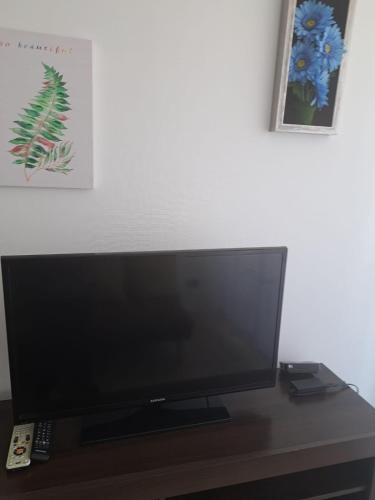 TV de pantalla plana en la parte superior de una mesa en Departamento Marina Sol, Coquimbo, en Coquimbo