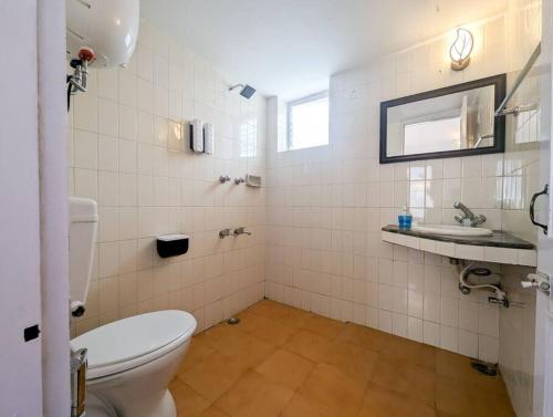 un bagno con un water e un lavandino di 3 Bedroom Private Villa-The Earthside by Futurve a Kodaikānāl