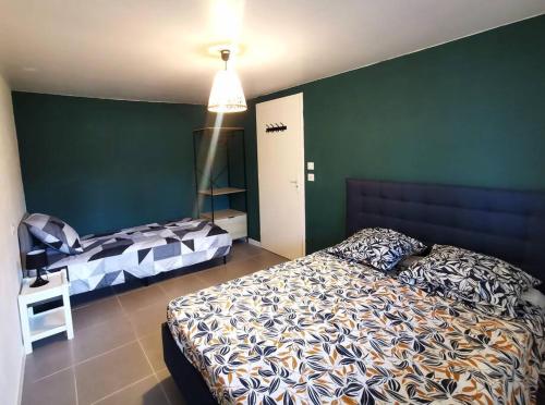 sypialnia z 2 łóżkami w pokoju z zielonymi ścianami w obiekcie Entre pins et océan w mieście Onesse-et-Laharie