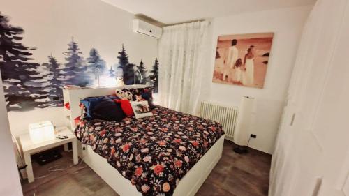 um quarto com uma cama e uma árvore de Natal em La stanza degli abeti blu em Roma