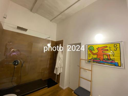 una habitación con ducha y un cartel en la pared en B&B Vicolo dei Sartori, en Salerno