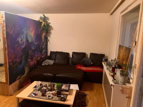 ein Wohnzimmer mit einem Sofa und einem Tisch in der Unterkunft Cosy Privat in Wien