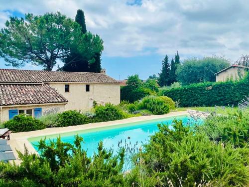 une maison avec une piscine dans un jardin dans l'établissement Charmant Mas Arty avec piscine, à Vence