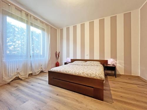 1 dormitorio con cama y ventana grande en B Home Tresoldi en Cassano dʼAdda