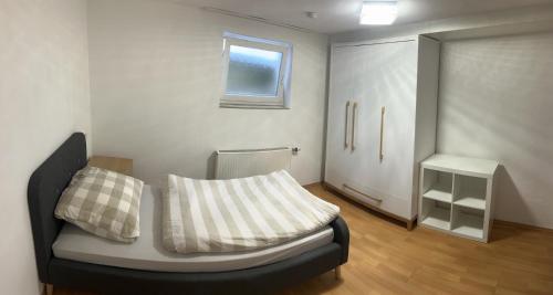 ein Wohnzimmer mit einem Sofa und einem Fenster in der Unterkunft Gästehaus - Klingengasse 2, Rainau in Rainau