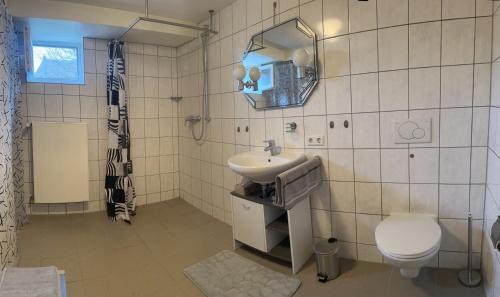 ein Bad mit einem Waschbecken und einem WC in der Unterkunft Gästehaus - Klingengasse 2, Rainau in Rainau