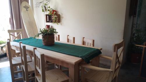 uma mesa com cadeiras e uma toalha de mesa verde em Casa de Playa en Chapadmalal em Chapadmalal
