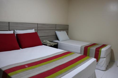 2 Betten in einem Hotelzimmer mit sidx sidx sidx sidx sidx in der Unterkunft MONTERREY HOTEL in Santa Inês