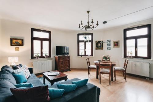 een woonkamer met een bank en een tafel bij Apartment Maria Luisa in Dresden