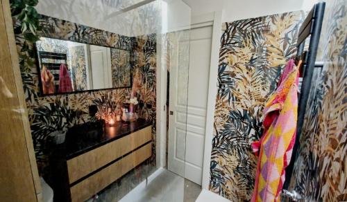 uma casa de banho com um espelho grande e uma cómoda em La stanza degli abeti blu em Roma