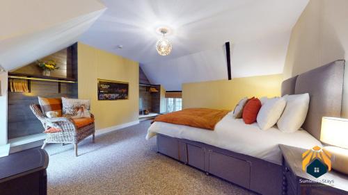 1 dormitorio con 1 cama grande y 1 silla en 4-Bed Apartment With Cosy Pub, en Pontypool