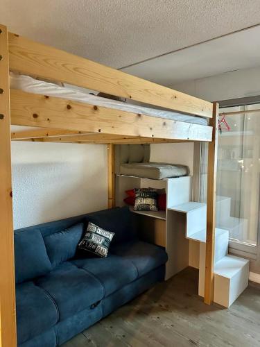 - une mezzanine avec un canapé bleu dans l'établissement RDC La joue du loup, à Saint-Étienne-en-Dévoluy