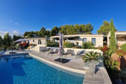 une villa avec piscine devant une maison dans l'établissement VillaCadière Vue Mer et Vignes Piscine à débordement, à Laouque