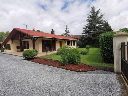una casa con una valla al lado de una entrada en Au calme entre pins et océan, en Onesse-et-Laharie
